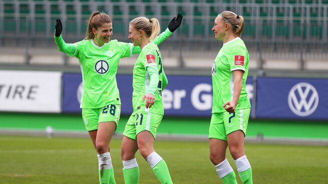 Waßmuth und Blomqvist vom VfL Wolfsburg bejubeln ein Tor, hinter ihnen steht Bremer.