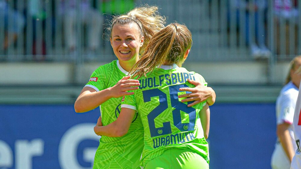 Sie Spielerinnen  Lena Lattwein und Tabea Waßmuth des VfL Wolfsburg umarmen sich.