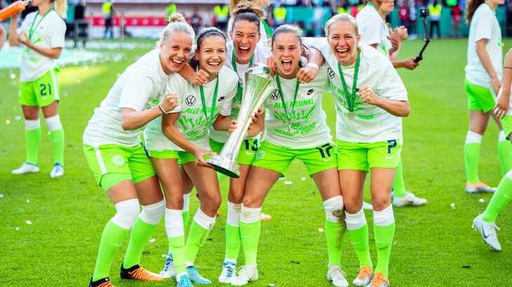 Die Frauen des VfL Wolfsburg jubeln nach dem Pokalfinale in Köln mit dem DFB-Pokal in den Händen.