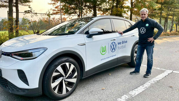 Auto mit Folierung des VfL Wolfsburg und Volkswagen.