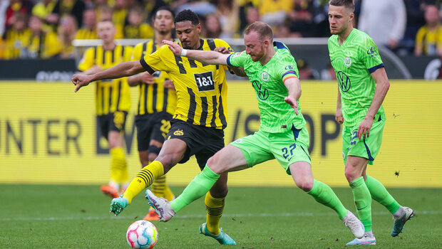 VfL Wolfsburg Spieler Maximilian Arnold verteidigt den Ball.