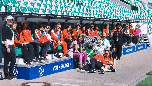 Die tunesische Delegation auf den Trainerbänken der Volkswagen Arena.