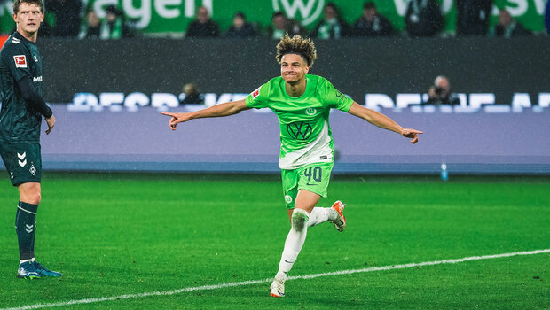 VfL-Wolfsburg-Spieler Kevin Paredes jubelt nach seinem erzielten Tor gegen Werder Bremen.