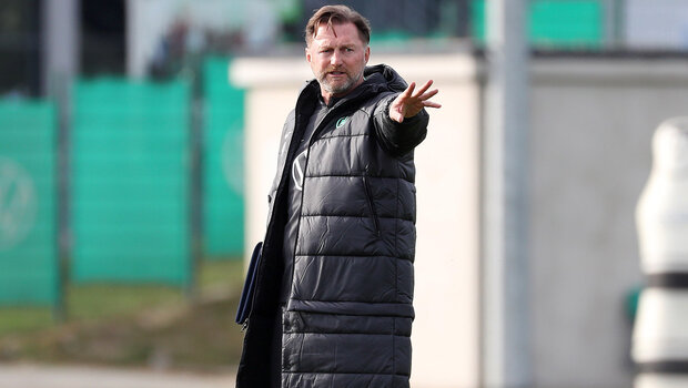 Der Cheftrainer lenkt die VfL-Wolfsburg-Spieler.
