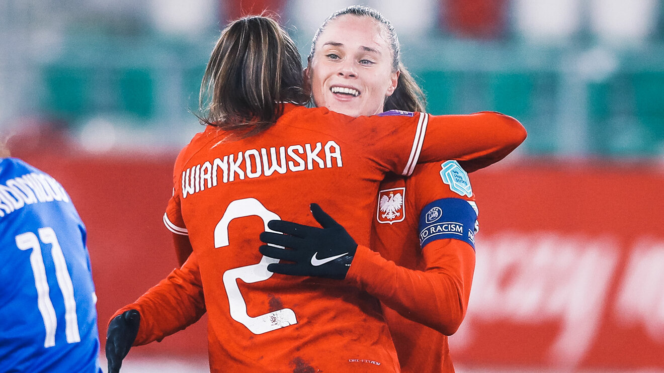 Ewa Pajor, Spielerin des VfL Wolfsburg, umarmt ihre Mitspielerin bei der polnischen Nationalmannschaft.