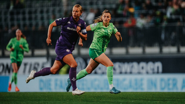 Tabea Sellner vom VfL Wolfsburg läuft zum Ball.