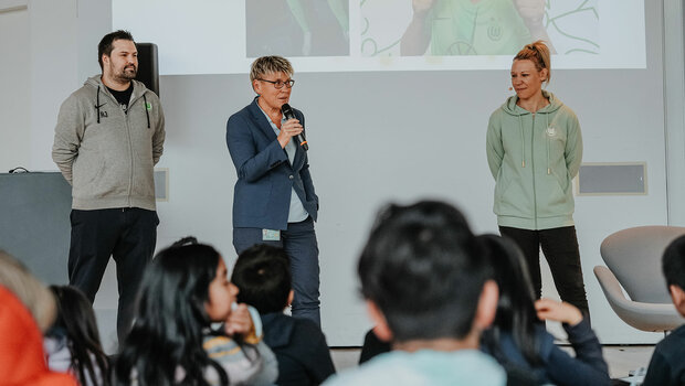 Die VfL-Wolfsburg-Spielerin Kristin Demann steht neben einer Frau mit Mikrofon in der Hand vor einer Leinwand.