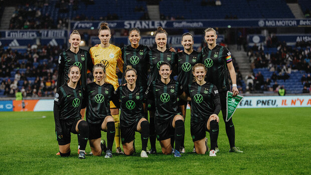 Die Mannschaft der VfL-Wolfsburg-Frauen posieren, im Stadion, für ein gemeinsames Foto.