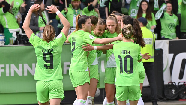 Die VfL-Frauen freuen sich über ihren Pokalfinaleinzug. Sie umarmen sich.