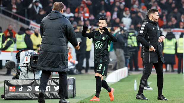 Der VfL-Wolfsburg-Spieler Mohammed Amoura klatscht mit Ralph Hasenhüttl ab.
