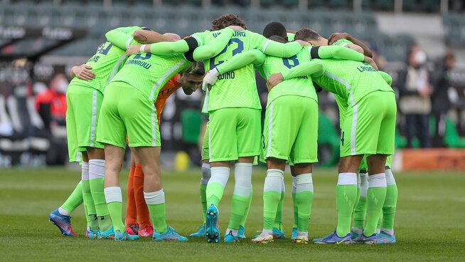 Die Spieler des VfL Wolfsburg im Teamkreis.