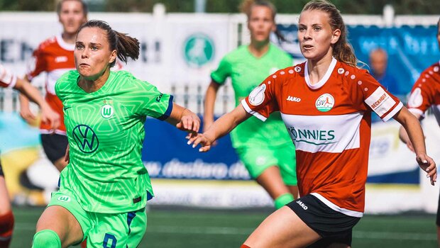 VfL Wolfsburg Spielerin Pajor im Zweikampf mit einer Gegnerin aus Gütersloh.