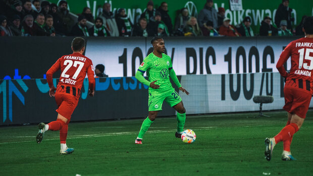 Der VfL-Wolfsburg-Spieler Ridle Baku spielt den Ball.