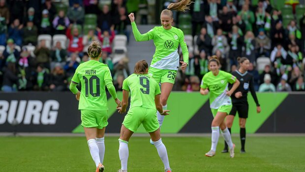 VfL-Wolfsburg-Spielerin Endemann bejubelt zusammen mit Pajor und Huth ihren Treffer gegen Freiburg.
