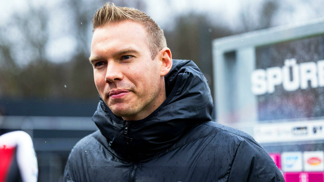 VfL-Wolfsburg-Trainer Stroot gibt ein Interview.