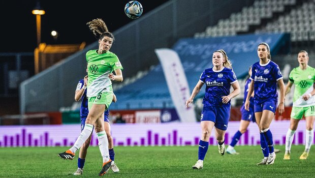 VfL-Wolfsburg-Spielerin Dominique Janssen springt für einen Kopfball in die Höhe.