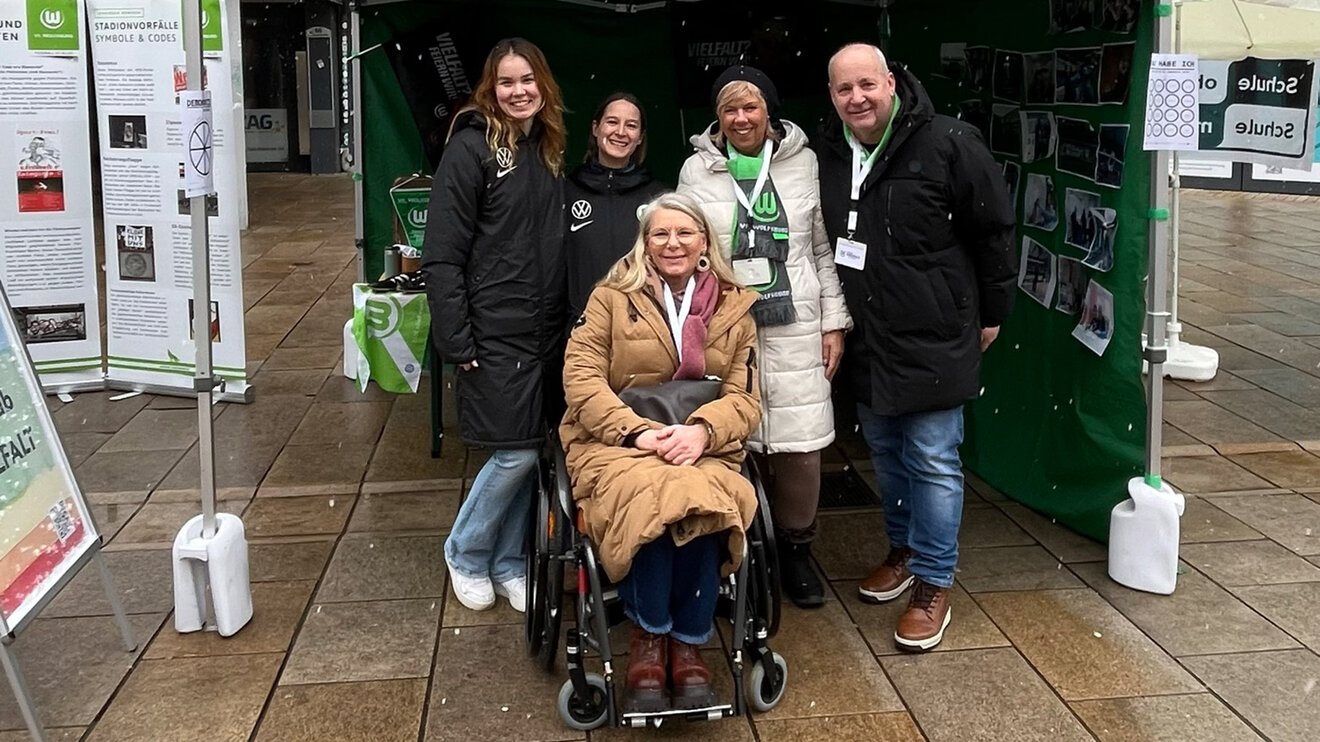 Das CSR-Team des VfL Wolfsburg beim „Marktplatz der Demokratie".