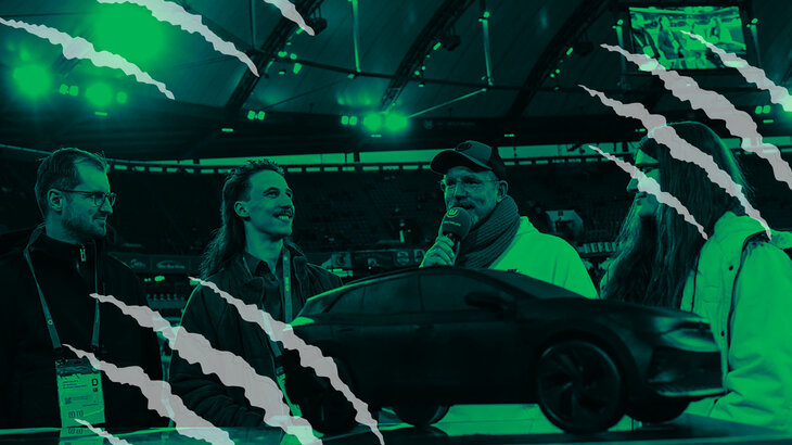 Volkswagen Azubis präsentieren eine Kühlbox in Form eines ID.4 in der Volkswagen Arena.