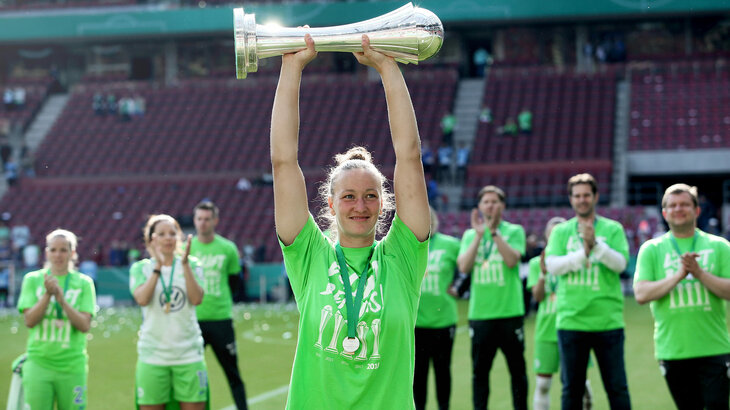 Almuth Schult hält nach dem DFB-Pokalfinale der Frauen den Pokal in die Höhe. 