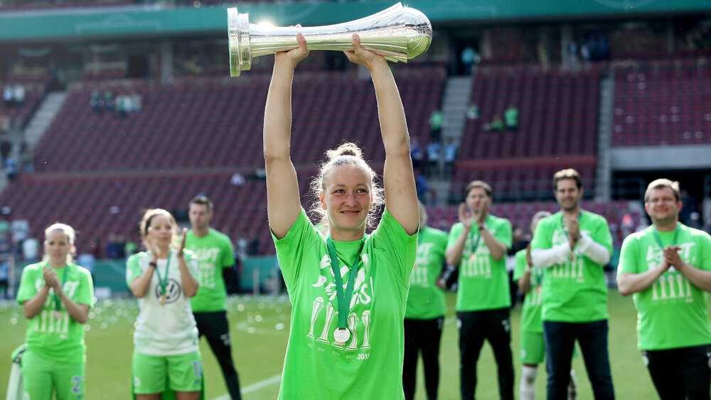 Almuth Schult hält nach dem DFB-Pokalfinale der Frauen den Pokal in die Höhe. 