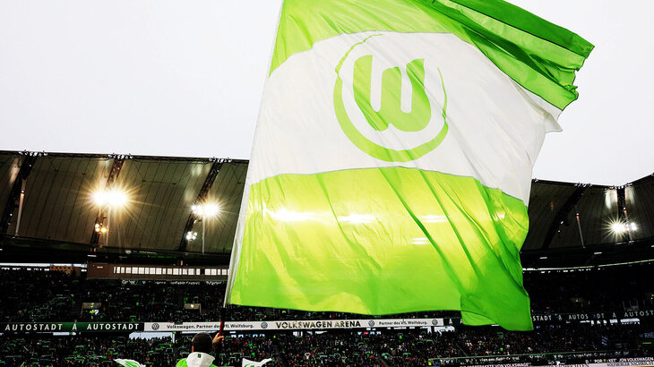 Fahne mit dem Logo des VfL Wolfsburg im Stadion.