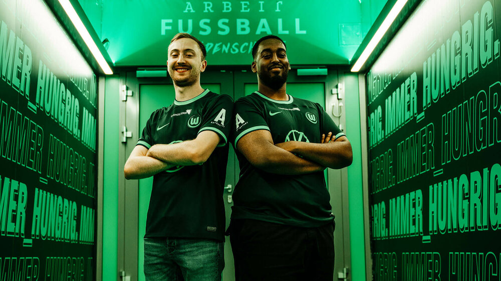Die E-Sports-Mannschaft des VfL-Wolfsburg posiert für ein Bild im Spielertunnel.