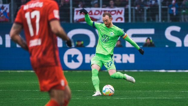 VfL-Wolfsburg-Spieler Maximilian Arnold schießt den Ball.