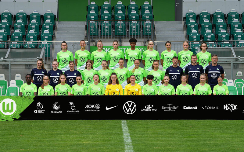 Die U20-Frauen des VfL Wolfsburg stellen sich für ein Mannschaftsfoto auf.