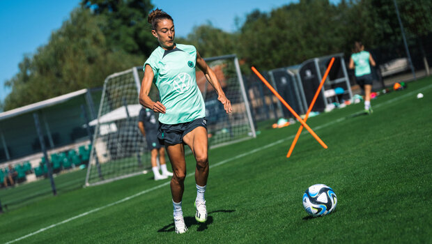 VfL-Wolfsburg-Spielerin Felicitas Rauch bei einer Passübung im Trainingslager.
