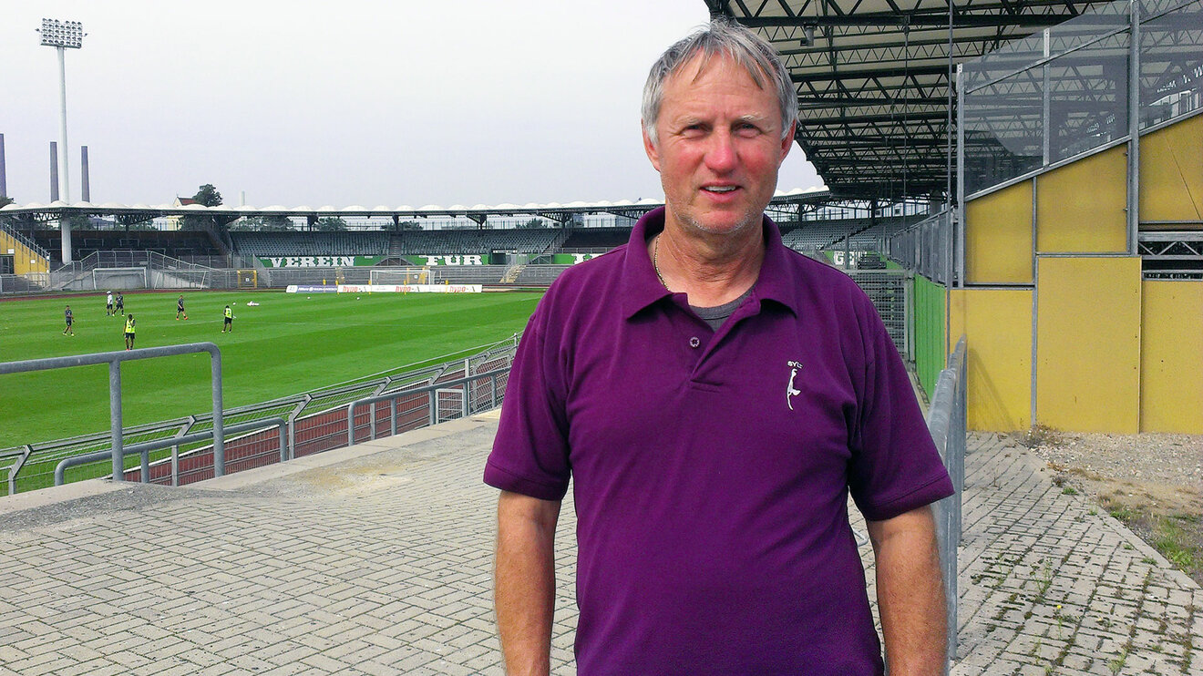 Der ehemalige Spieler des VfL Wolfsburg ist im AOK-Stadion zu sehen.