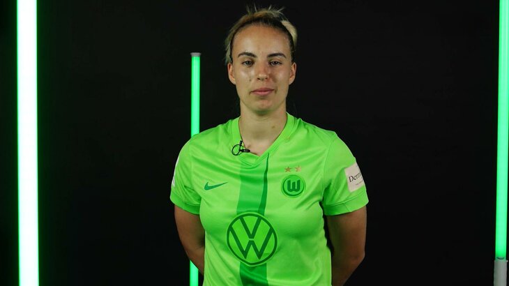 Die VfL-Wolfsburg-Spielerin Luca Papp beim Interview.