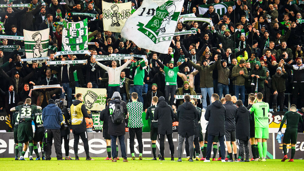 VfL-Fans feiern in Malmö mit der Mannschaft nach der Partie.