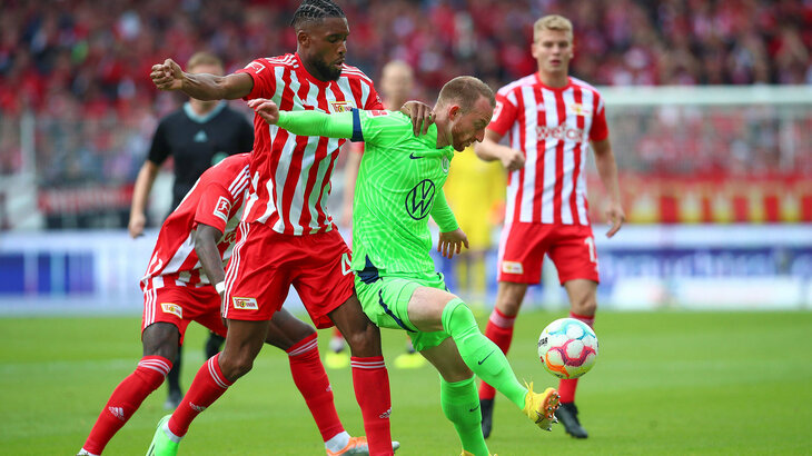 VfL-Wolfsburg-Spieler Maximilian Arnold im Zweikampf mit einem Gegenspieler.