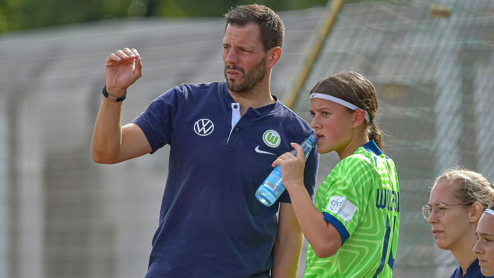 Der VfL Wolfsburg-Trainer gibt der Spielerin der U17 Anweisungen.