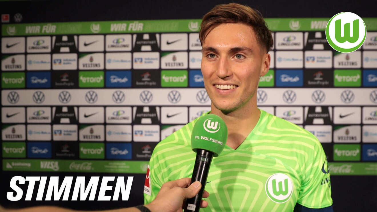 Ein Spieler des VfL Wolfsburg gibt ein Interview.