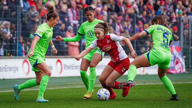 Die VfL Wolfsburg-Spielerin Lena Oberdorf im Zweikampf um den Ball.