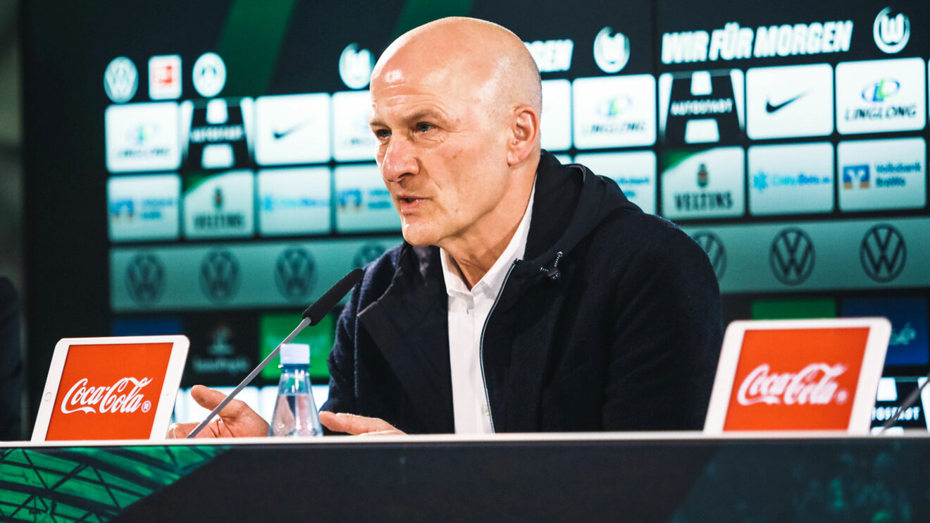 VfL Wolfsburg's Aufsichtsratsvorsitzender Frank Witter auf dem Podium bei einer Pressekonferenz.