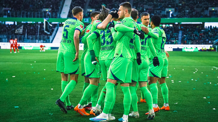 Die Spieler des VfL Wolfsburg jubeln.