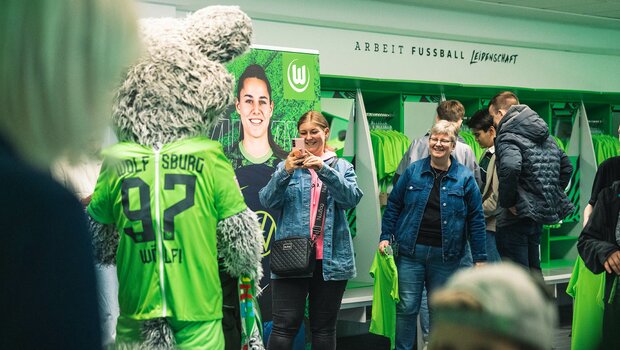 Fans machen Fotos von Wölfi im neuen VfL-Wolfsburg-Trikot.