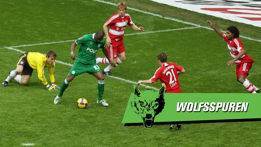 Ehemaliger VfL-Wolfsburg-Spieler Grafite bei einem Schuss aufs Tor. Daneben der Schriftzug Wolfsspuren.