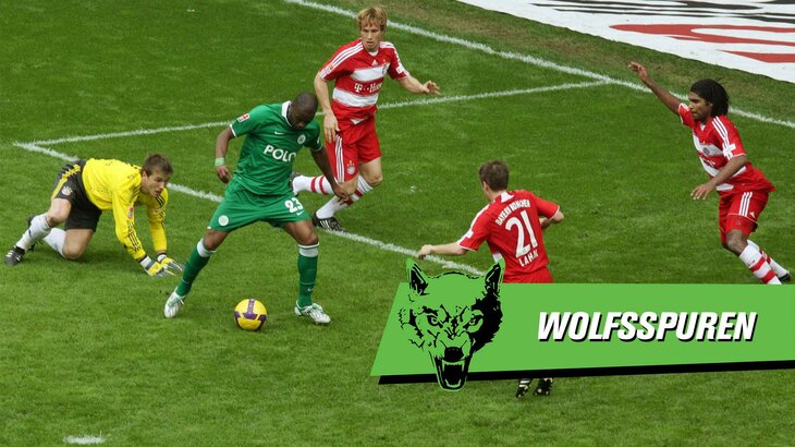 Ehemaliger VfL-Wolfsburg-Spieler Grafite bei einem Schuss aufs Tor. Daneben der Schriftzug Wolfsspuren.
