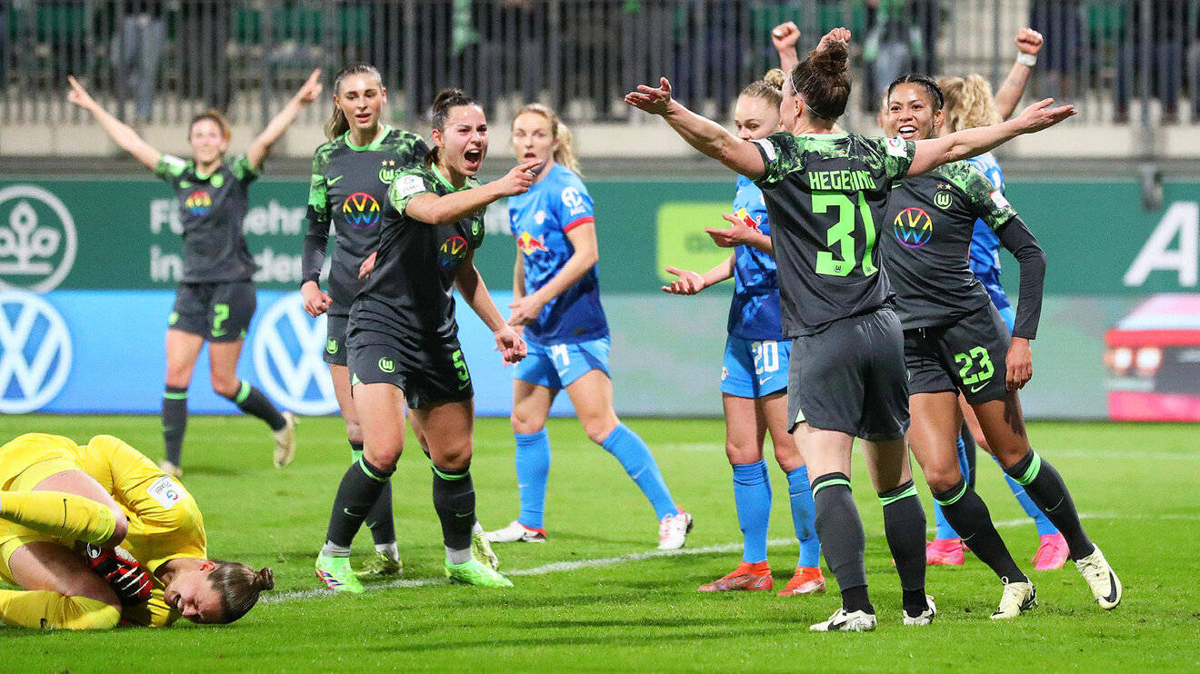 Die VfL- Wolfsburg-Spielerin Marina Hegering jubelt gemeinsam mit ihren Mitspielerinnen im Spiel gegen RB Leipzig.