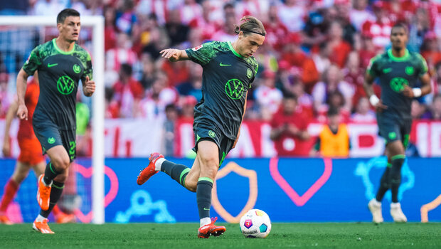 VfL-Wolfsburg-Spieler Lovro Majer läuft mit dem Ball.