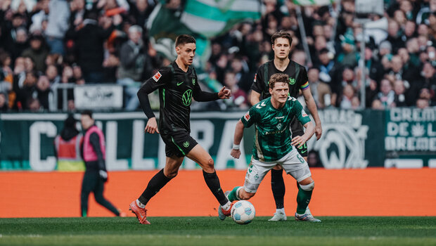 VfL-Wolfsburg-Spieler Bence Dardai läuft mit dem Ball.