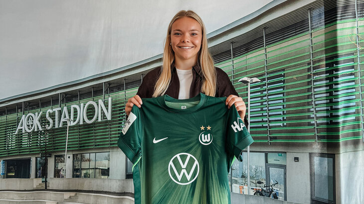 Anny Kerim-Lindland hält das Heimtrikot des VfL Wolfsburg in den Händen.