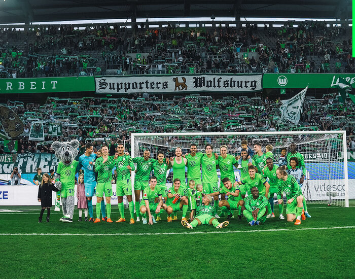 Ein Mannschaftsfoto der VfL Wolfsburg Männer.