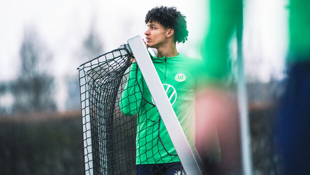 Kevin Paredes vom VfL Wolfsburg trägt ein Trainingstor.