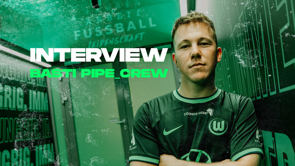 Der VfL-Wolfsburg-E-Sportler Bastian Rupsch steht für ein Interview im Spielertunnel. Auf der Bildmitte steht in großer Schrift Intervie