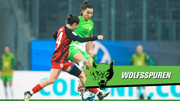 Lena Oberdorf befindet sich mit der Frankfurterin im Zweikampf, davor liegt eine VfL-Wolfsburg-Grafik mit der Aufschrift "Wolfsspuren".