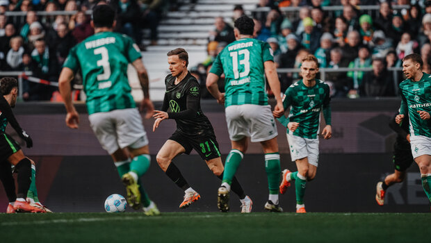 VfL-Wolfsburg-Spieler Yannick Gerhardt läuft mit dem Ball.